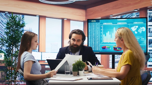 Alfabetização financeira e tomada de decisão para segurança econômica familiar