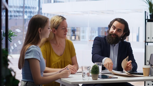 Dashboard de análise financeira com indicadores de rentabilidade e estratégias de alocação de recursos