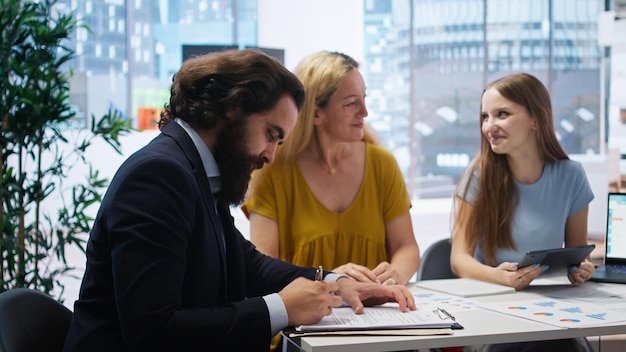 Mulher aprendendo conceitos de educação financeira e gestão de dinheiro pessoal