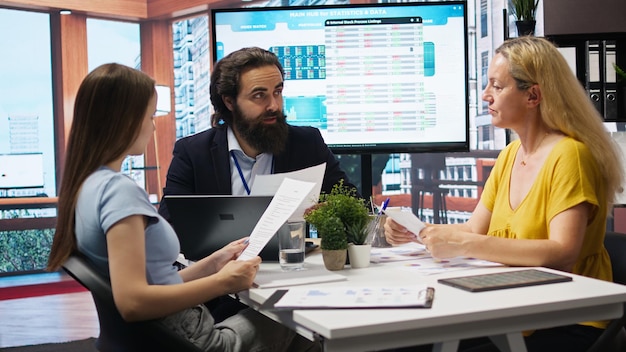 Gráficos de educação financeira mostrando técnicas de organização de receitas e redução de gastos mensais