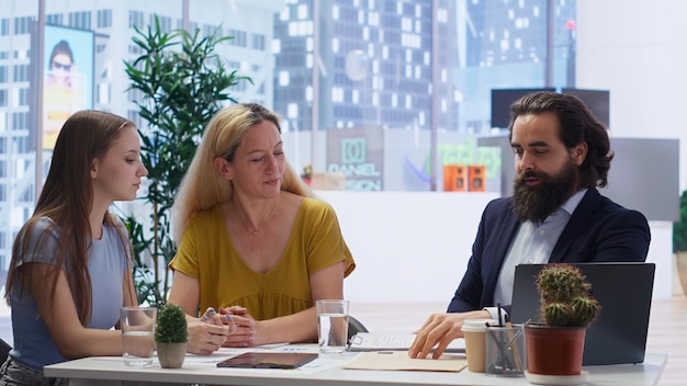 Educação em finanças: como construir patrimônio através de hábitos econômicos