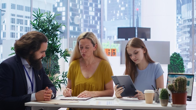 Planejamento de futuro financeiro com metas de aposentadoria, seguridade e construção de riqueza progressiva