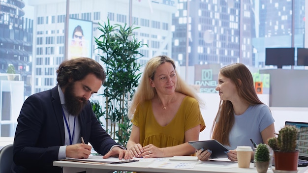 Consultoria em letramento financeiro com foco em decisões econômicas responsáveis e planejamento futuro